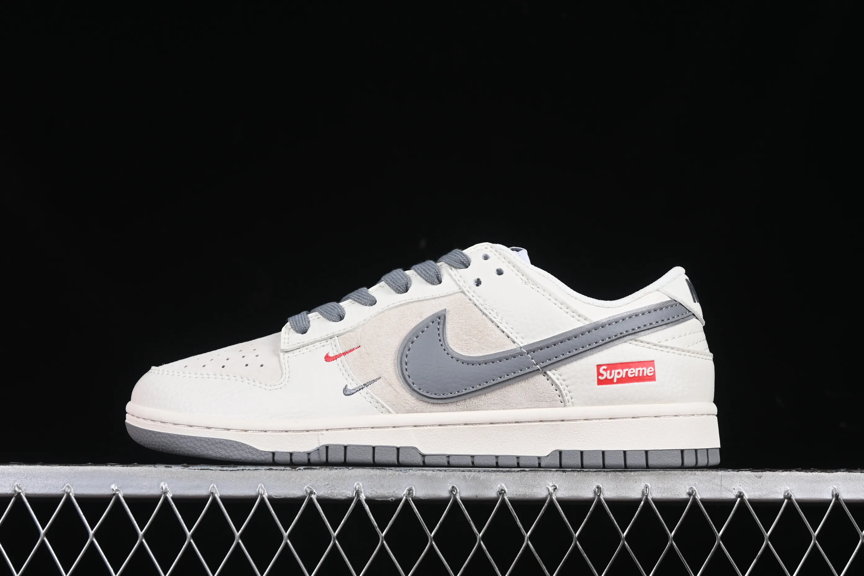 All Categories Nk SB Dunk Series Nk SB Dunk Low High-end Customized Low-top Sneakers Nk SB Dunk Low Supreme Co-branded Gray Hook Double Small Hook Anniversary High-end Customized Low-top Casual Sneakers XX2025-688